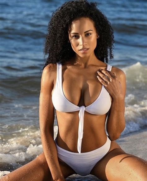 Hot Sexy Roxanna Bikini Pics