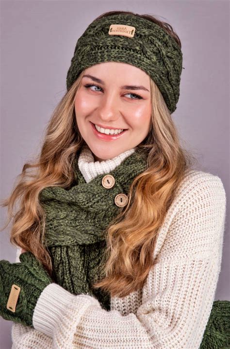 13 Cute Beanie Hairstyles To Wear All Winter