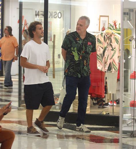 Em Flagra Raro Pedro Bial Visto Passeando No Shopping Ao Lado Do