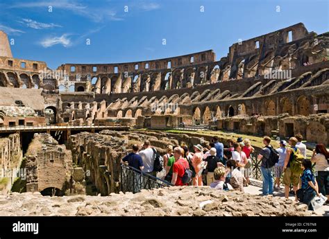 Rome Italie Les Touristes à Visiter Au Colisée Commencé Par L