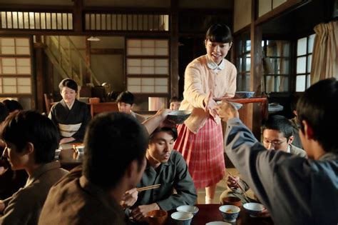 連続テレビ小説「まんぷく」第63話。従業員に笑顔で配膳するタカ（岸井ゆきの）。（c）nhk ― スポニチ Sponichi Annex 芸能