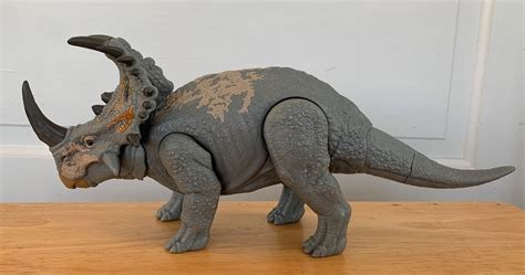 Sinoceratops (Jurassic World Sound Strike by Mattel) | Dinosaur Toy Blog