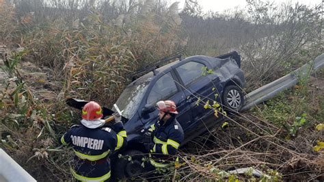 Un șofer de 70 de ani a sărit cu mașina peste parapet pe A1 epitesti