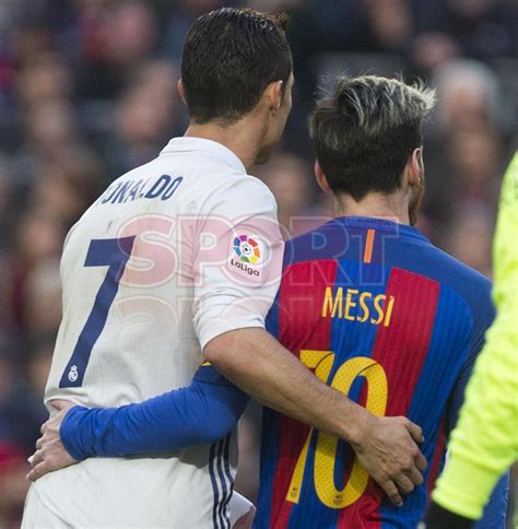 Muestras de cariño entre Leo Messi y Cristiano Ronaldo en el clásico