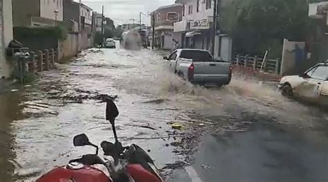 Chuva forte em São João da Boa Vista causa alagamentos em ruas e