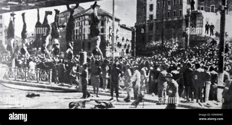 Foto Der Hängenden Körper Von Mussolini Und Petacci In Der Piazzale