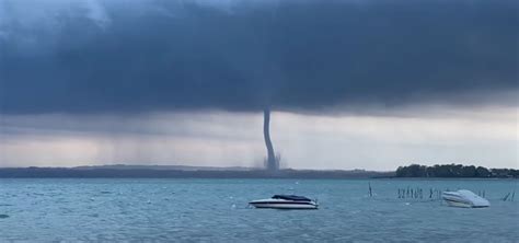 Tromba D Aria Sul Lago Di Garda Video Maltempo Al Nord Fango E Frane