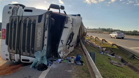 Carreta tomba após motorista sofrer mal súbito na SP 342 em São João da