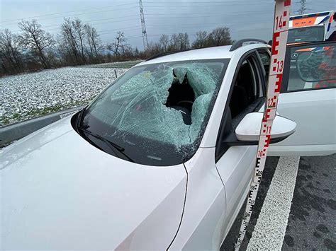 Eisplatte fällt von Lastwagen und zerschmettert Windschutzscheibe