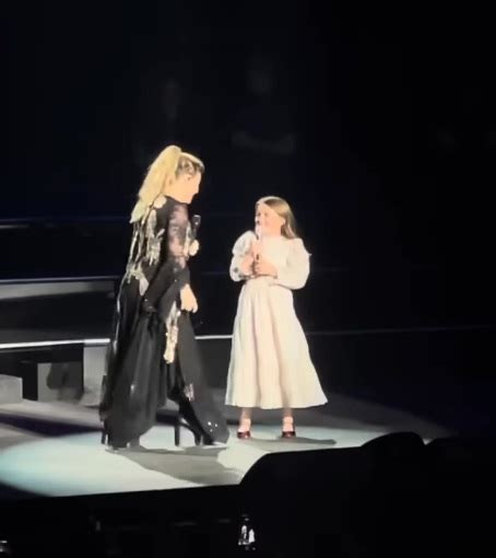 Kelly Clarkson brings daughter on stage and they melt hearts with sweet ...