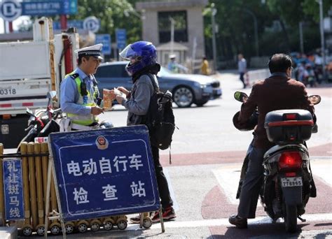 今起北京交警严查电动车无牌上路 有牌不挂罚款二十 荔枝网新闻