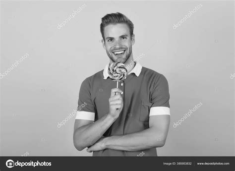 Doce Que Fala Fundo Amarelo De Dente Doce Um Homem Feliz Segura Doces