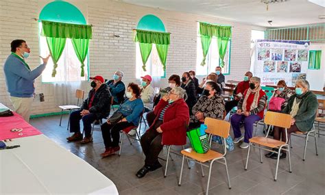 Personas mayores de Puente Alto reciben orientación de especialistas