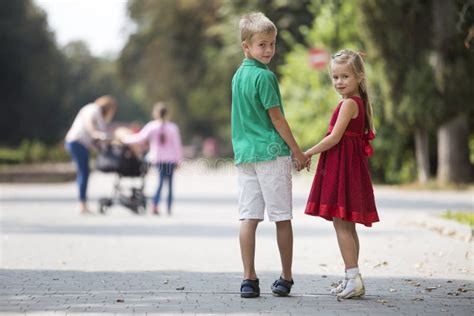 Twee Leuke Jonge Blonde Glimlachende Kinderen Meisjes En Jongens