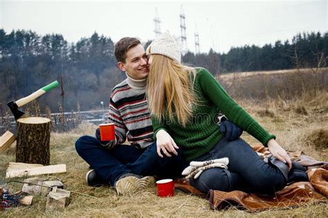 Pares Jovenes Que Tienen Una Comida Campestre Pares Felices En El Amor