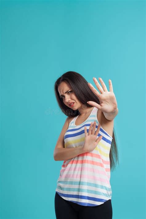 Mujer Brunette De Pelo Largo Vestida Con Camisa A Rayas Y Piernas Negras Posando Sobre Fondo