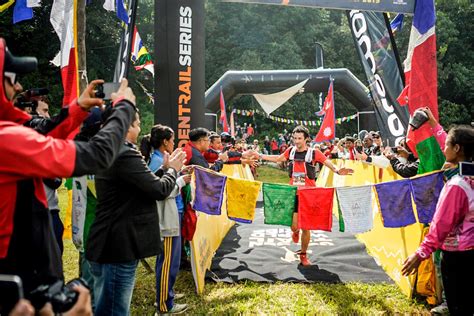 KILIAN JORNET GANA EL ANNAPURNA TRAIL MARATHON Y LA GOLDEN TRAIL SERIES