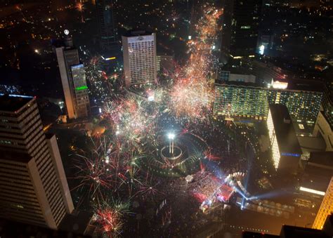 Dubai Puts On Spectacular Fireworks Show As Revelers Around The World