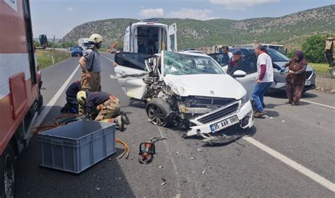 İzmir de iki otomobil kafa kafaya çarpıştı 6 yaralı Genel Turgutlu