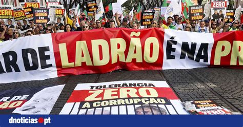 Manifestação do Chega junto ao parlamento português exige Lula na