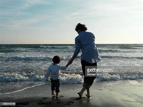 Father And Son Holding Hands Stockfotos En Beelden Getty Images