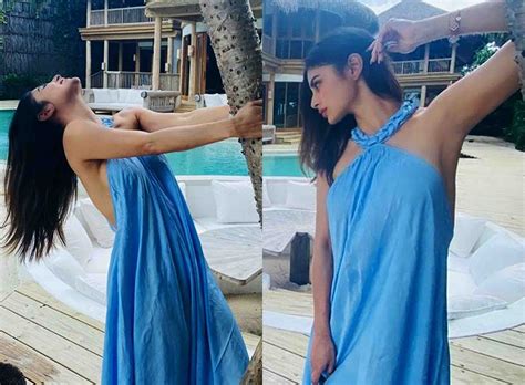 Mouni Roy Sizzling Hot Poses In Saree Filmy19