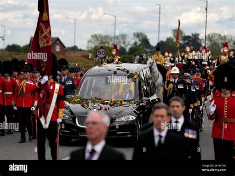 Les Fleurs Couvrent La Corbillard Transportant Le Cercueil De La Reine