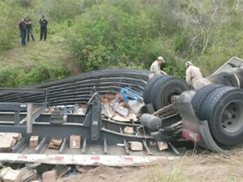 G1 Suspeito De Roubar Caminhão Morre Após Tombar Veículo Em Panelas