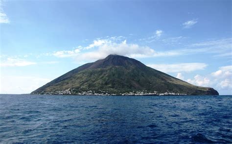 14 facts about Stromboli volcano | FactInformer