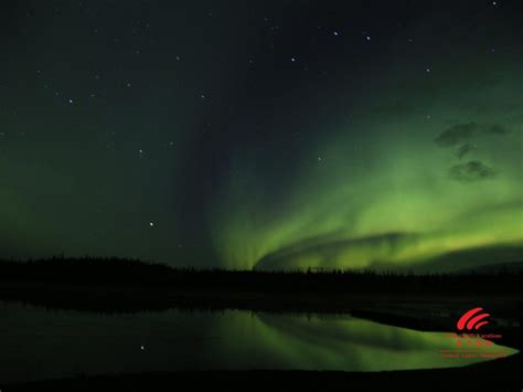 Aurora Borealis By The Lake Yellowknife Vacations Yellowknife Vacations