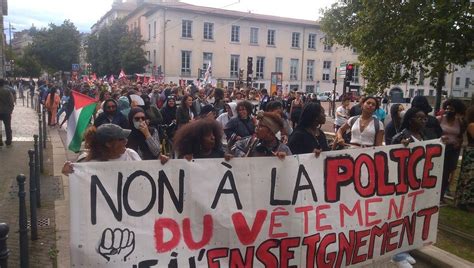 En Images Entre 850 Et 2000 Personnes Manifestent Contre Les