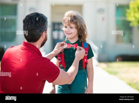 Le P Re Dit Au Revoir Son Petit Fils Pr S De L Cole Ducation Des