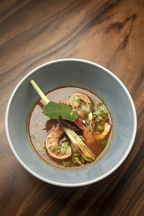 Thai Tom Yam Kung Sopa Picante Con Gambas Sobre Mesa De Madera Foto De