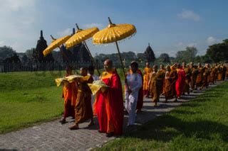 Peringatan Waisak Di Candi Sewu Prambanan Datatempo