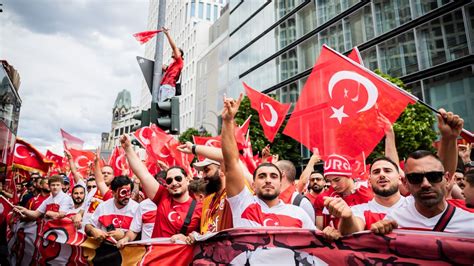 EM 2024 Polizei beendet türkischen Fanmarsch in Berlin wegen