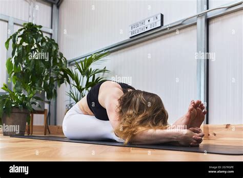 Blonde Woman Athlete In A Yoga Gym Healthy Lifestyle Stock Photo Alamy