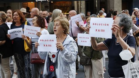 Unos 150 Vecinos Claman Contra El Edificio Okupado De La Ronda De Nelle