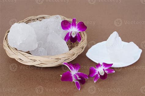 Piedras De Alumbre Cristalinas O Alumbre De Potasio En Canasta Decoradas Con Flores útil Para