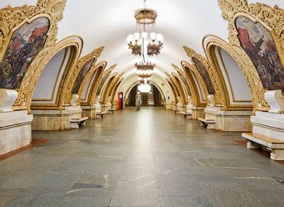 Реклама на станции метро «Киевская» (Кольцевая)