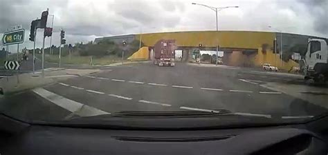 OMG Cámara de auto muestra el asombroso momento en que un conductor