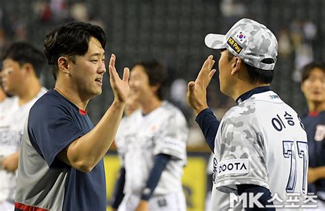 양석환 이승엽 감독 ‘하이파이브 Mk포토 Mk스포츠