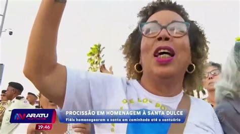 Procissão em homenagem à Santa Dulce Fiéis homenagearam a santa em