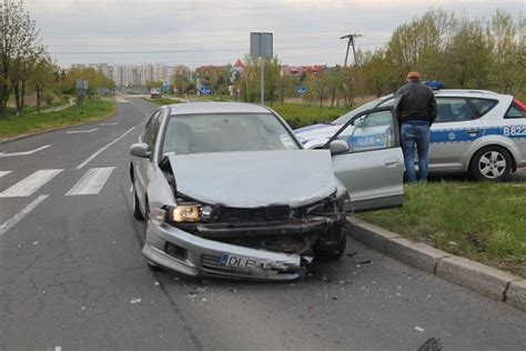 Wypadek na ulicy Sikorskiego w Legnicy ZDJĘCIA Legnica Nasze Miasto