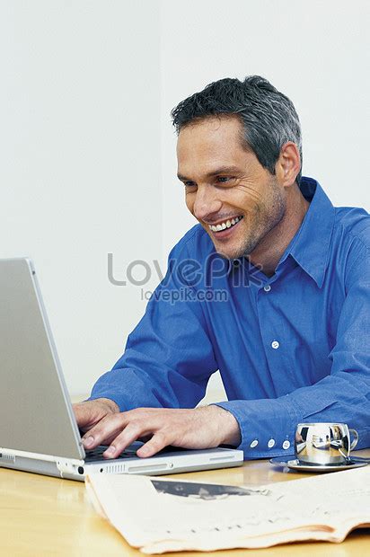 man working  laptop picture  hd     lovepik