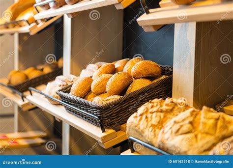 Brot Und Br Tchen Auf Regal In Der B Ckerei Oder Im Shop Des B Ckers