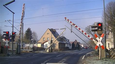 Spoorwegovergang Singlis D Railroad crossing Bahnübergang YouTube