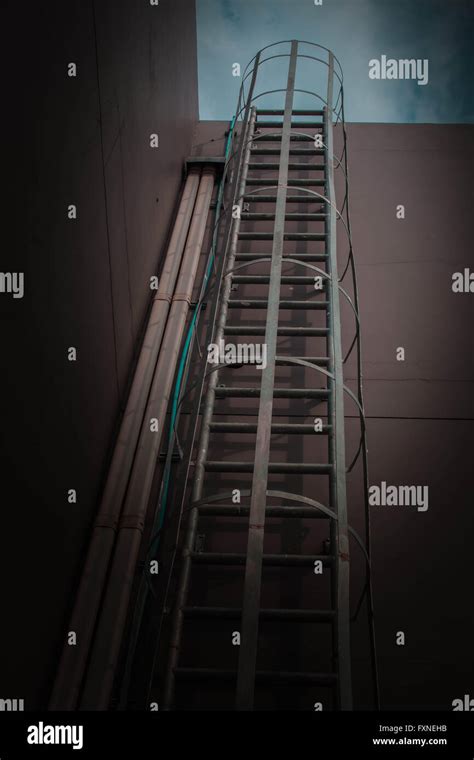 Escaleras a la azotea de un edificio alto Fotografía de stock Alamy