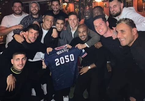 At Jogadores Do Psg Zoam Renova O De Mbapp Em Anivers Rio