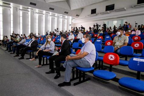 David Almeida lança edital do Bolsa Universidade recorde de vagas