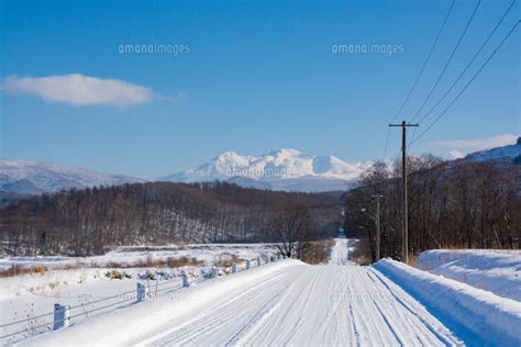 晴れた日の雪道と山頂 の写真素材 Fyi07900897 ストックフォトのamanaimages Plus